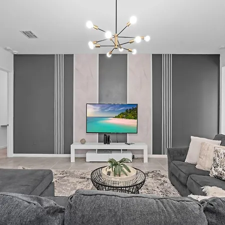 Super Jumbo - 12Bd 12Bas Sleeps 34 - W Amenities Villa
